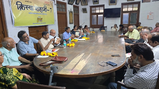 आँखों के सामने घट रही घटना पर हाथ तो छोड़िये, मुँह नहीं खोल सकते