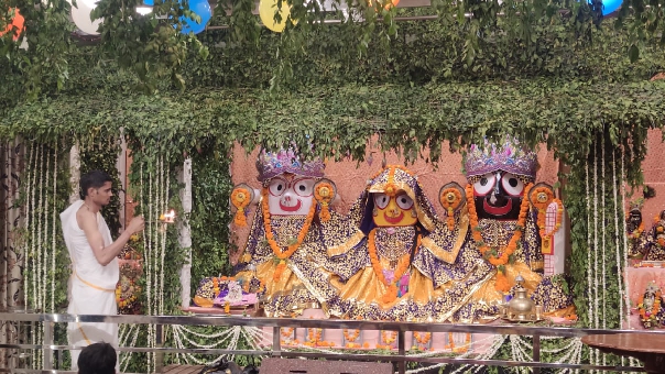 श्रीहरि के जयकारों संग सम्पन्न हुई गोवर्धन पूजा, पंचामृत से हुआ अभिषेक